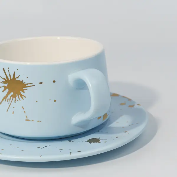 تفاصيل مقبض كوب القهوة الخزفي مع زخرفة من ورق الذهب